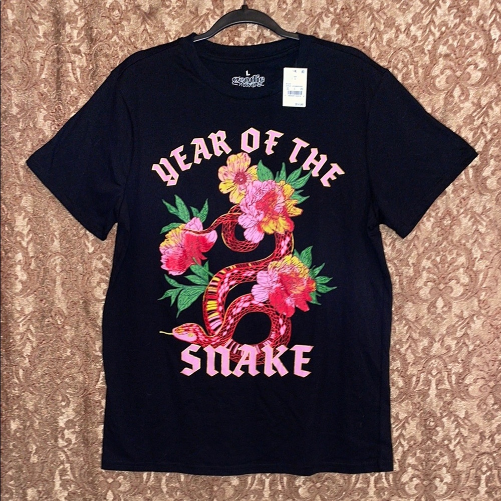 NWT Black Graphic T-Shirt with Snake Design. Size Large. - Picture 1 of 3
